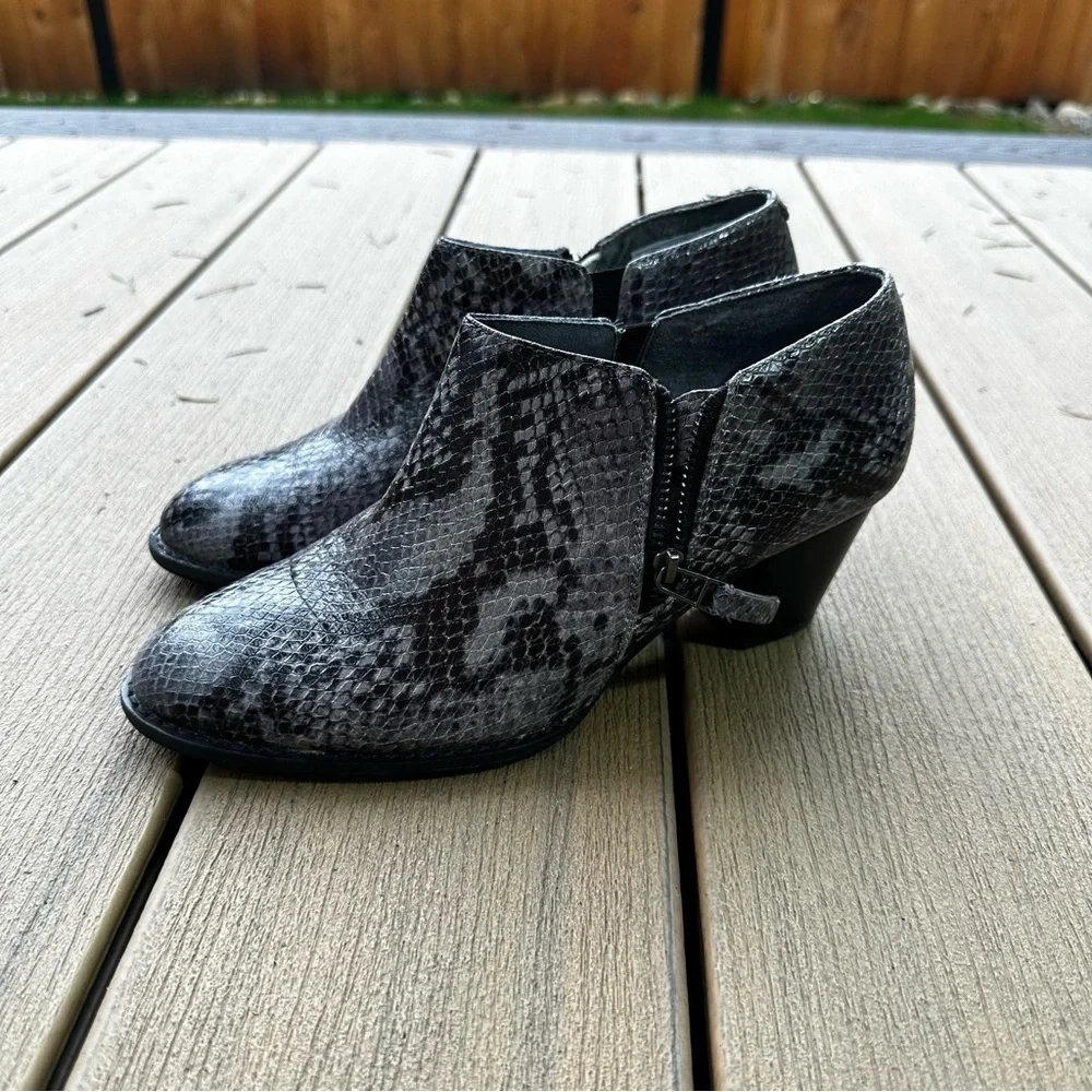 Vionic Taber Snakeskin Print Leather Booties Zip Details Size 6.5 Women’s